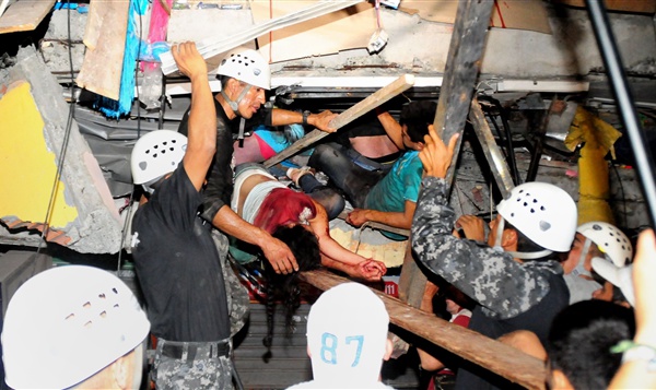 Equateur: au moins 233 morts dans le pire séisme en près de 40 ans