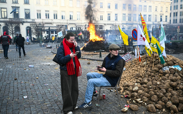 Les agriculteurs tonnent contre le Mercosur, échauffourées devant le Parlement européen