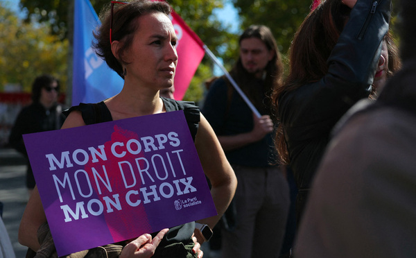 Le Parlement adopte définitivement une loi réhabilitant les femmes condamnées pour avortement