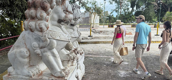 Un monument chinois détruit à l'entrée du canal de Panama