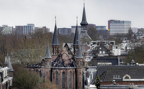 Un incendie ravage une église d’Amsterdam lors d'un nouvel an mouvementé aux Pays-Bas