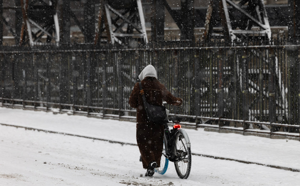 Bouchons routiers, vols annulés, conséquences de la neige sur le nord et l'ouest de la France