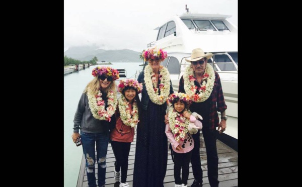 À Bora Bora, Johnny Hallyday se ressource en famille avant son concert à Tahiti le 4 mai