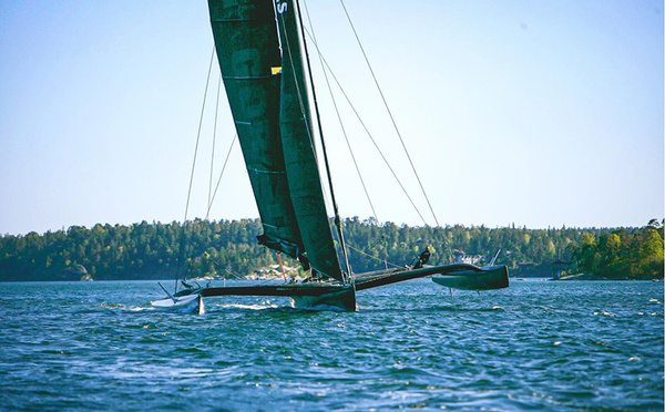 Un trimaran de course en Polynésie : tentative de record et ambitions océaniques vers la Route du Rhum 2026