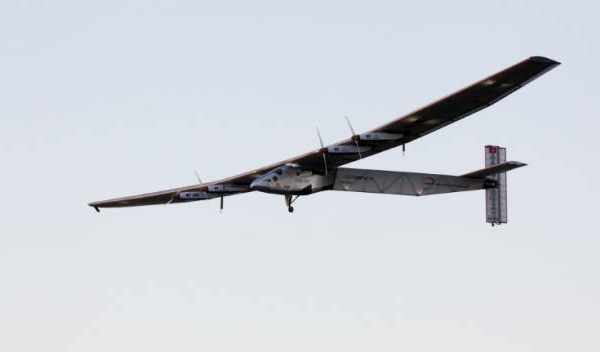 Le Solar Impulse 2 vole au dessus du Pacifique, un "défi" technique