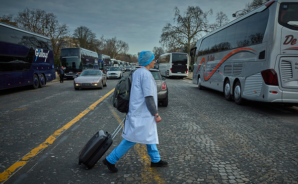 Des centaines de médecins libéraux s'exilent symboliquement en Belgique