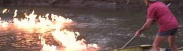 Australie: un député enflamme une rivière pour dénoncer la fracturation hydraulique