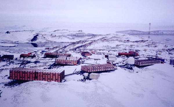 Antarctique: un plongeur disparaît sous la glace près d'une station française