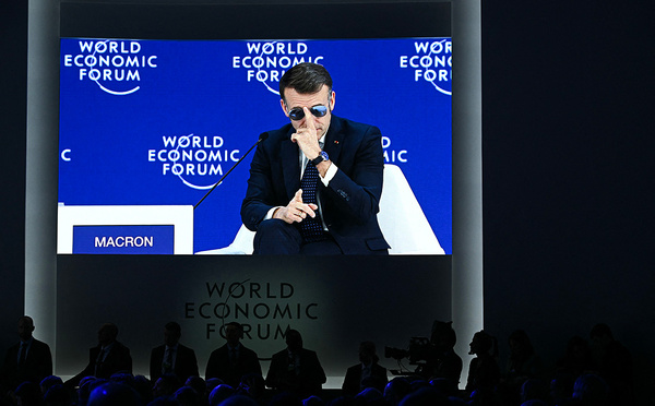 A Davos, Macron dit préférer "l'état de droit" et le "respect" à "brutalité"