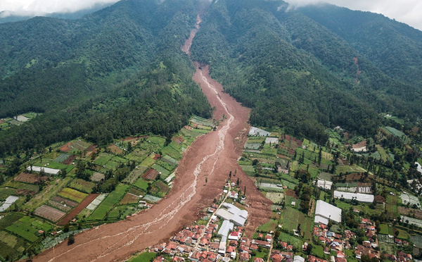 Indonésie: le bilan d'un glissement de terrain près de Bandung monte à 17 morts