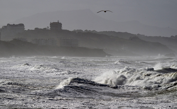 La tempête Nils baisse d'intensité, vigilance rouge crues maintenue