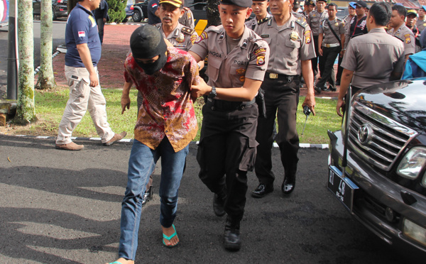 Viol collectif et meurtre d'une adolescente en Indonésie: 10 ans de prison pour sept mineurs