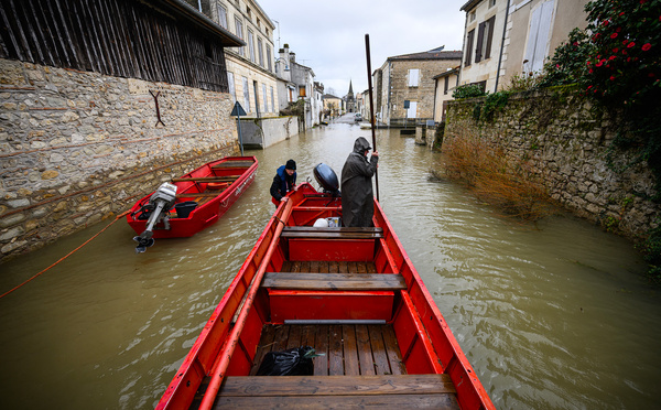 Crues: des niveaux inédits dans plusieurs villes de l'Ouest