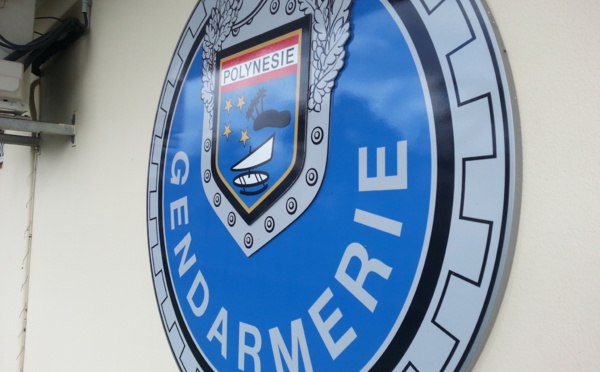 Trois voleurs escaladent de nuit l'enceinte du Super U de Mahina