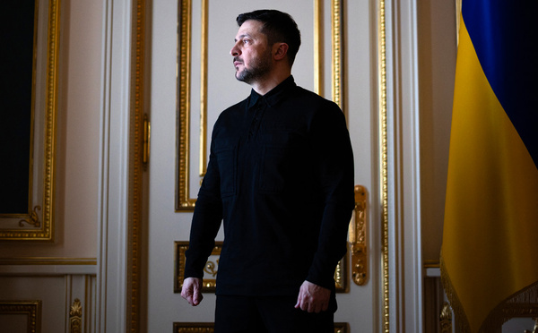 Après quatre ans d'invasion, l'Ukraine ne "perd pas" la guerre, dit Zelensky à l'AFP