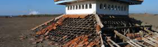 Pour survivre, des Indonésiens deviennent guides touristiques d'un volcan de boue