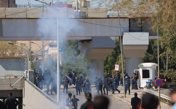 Au Pakistan et en Irak, des manifestants pro-Iran tentent de prendre d'assaut des batiments diplomatiques américains