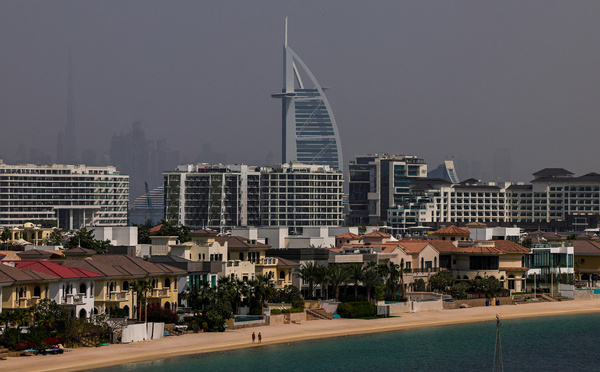 A l'abri des missiles, des touristes à Dubaï attendent leur vol retour