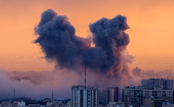 L'Iran de nouveau cible de frappes d'ampleur dans une guerre qui ne faiblit pas