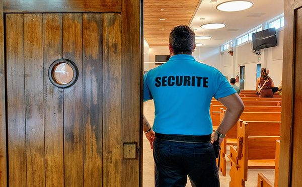 Il menace sa femme avec une hache