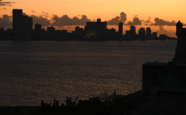 Cuba rétablit son réseau électrique, Washington accentue la pression