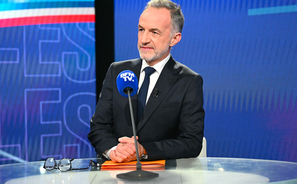 Municipales à Paris: Grégoire dramatise l'enjeu et attaque Macron