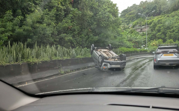 Un véhicule retourné dans le Tahara'a