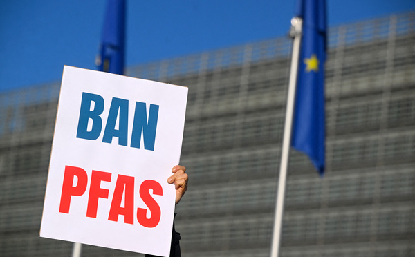 Un rapport recommande une large restriction des polluants éternels en Europe