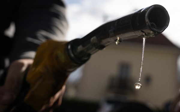 Moyen-Orient: le pétrole se replie face aux espoirs de désescalade