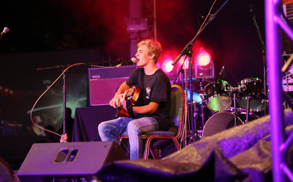 Ugo signe pour quatre albums avec la Warner !