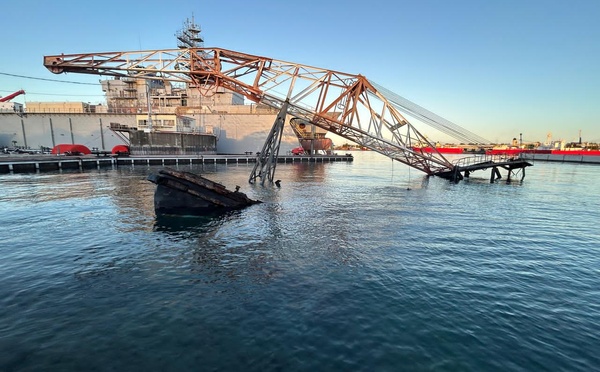 Une ancienne grue plonge à la base navale