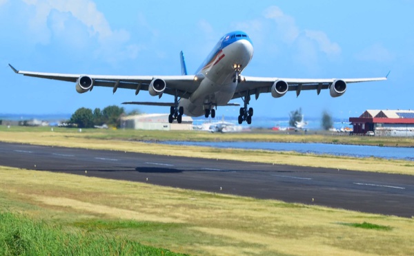 Exercice : deux pilotes ATN pour une série de touch and go samedi dans le ciel de Faa'a