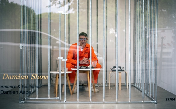 Un artiste s'enferme un mois dans une cage pour dénoncer l'emprise des Gafam