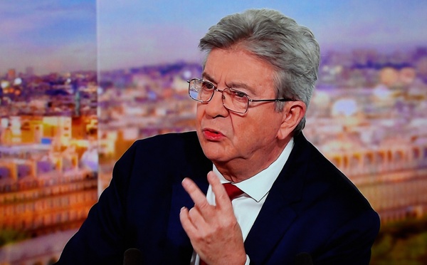 Jean-Luc Mélenchon officialise sa candidature à la présidentielle 2027