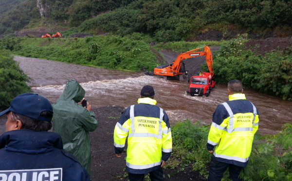 Un camion en difficulté dans la rivière de la ZI de la Punaruu.