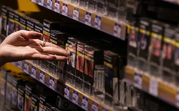 L'Assurance maladie plaide pour interdire la vente de cigarettes aux personnes nées après 2009