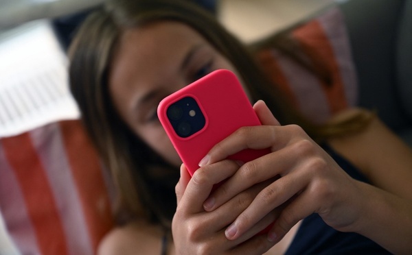 Réseaux sociaux: Paris maintient l'objectif d'une interdiction aux mineurs dès septembre