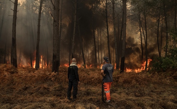 Mégafeu: lutte acharnée des pompiers contre les reprises d'incendie en Gironde