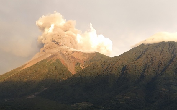Guatemala: alerte maximale face à l'éruption du volcan de Fuego, des centaines d'évacués