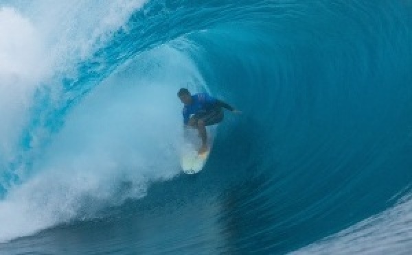 Le Français Marco Mignot prend la porte d’entrée à Teahupo’o
