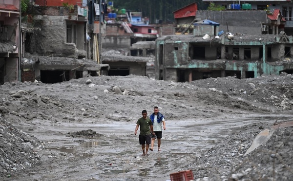 Crue dans l'Himalaya: les opérations de secours progressent péniblement, près de 800 morts