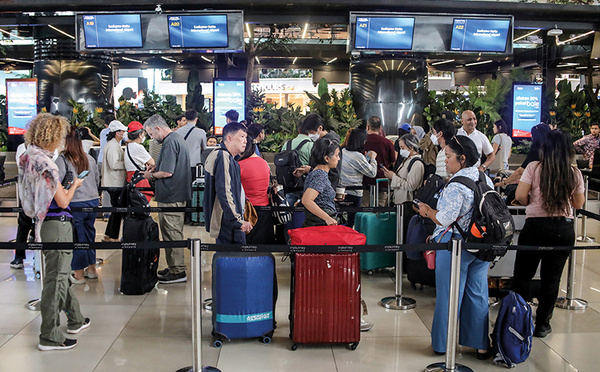 ​Huit aéroports fermés après une éruption volcanique, 170.000 passagers bloqués