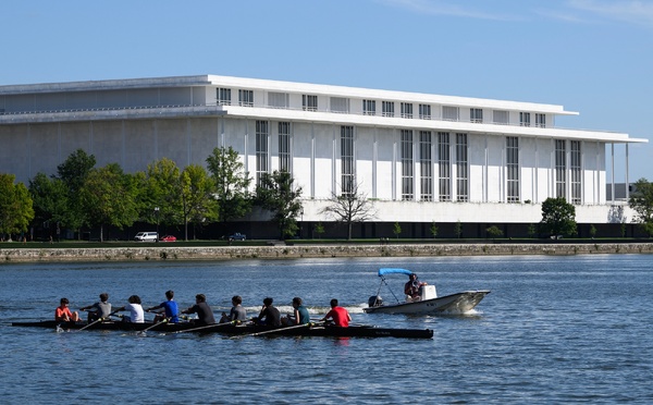 Trump menace de ne pas rouvrir le Kennedy Center si son nom n'y est pas apposé