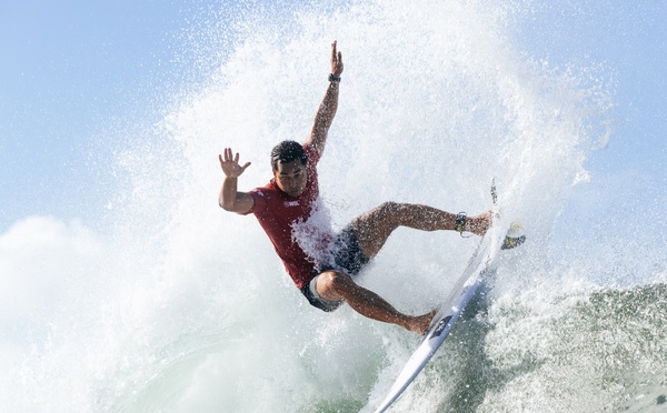 Les surfeurs polynésiens jouent gros au Brésil et au Portugal