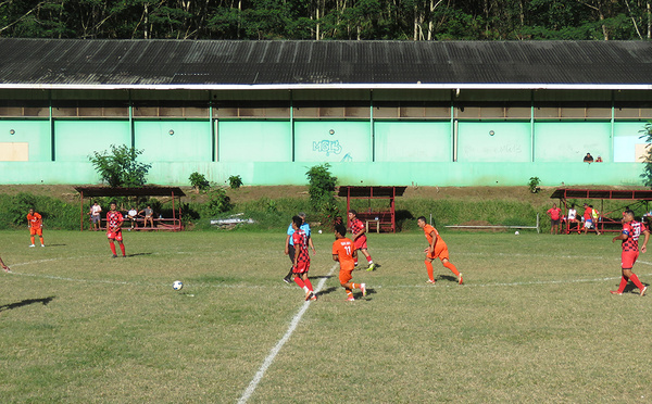​Football à Moorea - Tiare Anani et Tohiea en embuscade