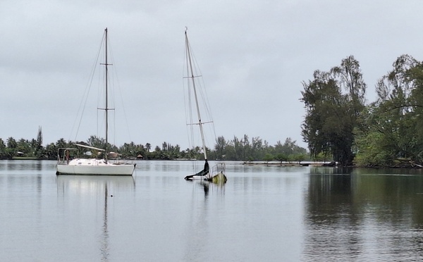 Un voilier sombre dans la baie de Phaëton