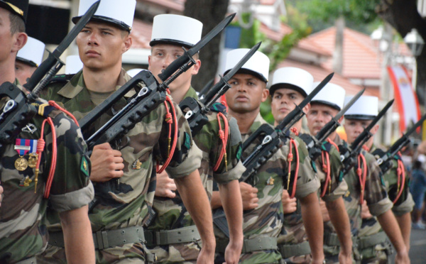 Un défilé du 14 juillet entre pluie et soleil