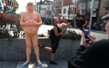 Une statue peu flatteuse de Trump nu fait sensation à New York