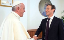 Le pape parle d'aide aux pauvres avec Mark Zuckerberg, le patron de Facebook