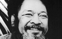 Poutous sur le popotin : une satire de la société océanienne drolatique et efficace